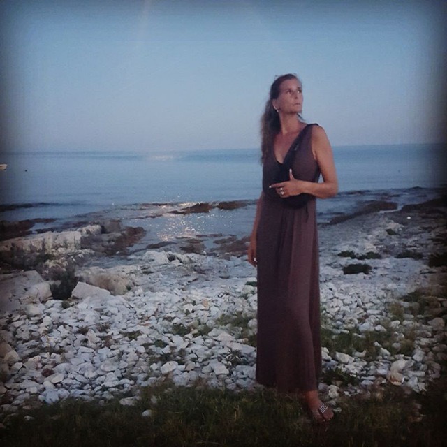Susan Raasch von NaturAnker am Ufer im warmen Abendlicht